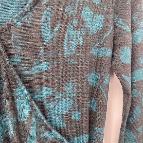 Rock & Republic Teal Green and Black Floral Wrap Long Sleeve Top - Picture 6 of 9